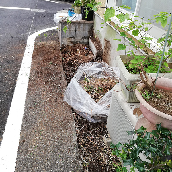 地元茅ヶ崎のお客様の庭の枕木を解体してきました。