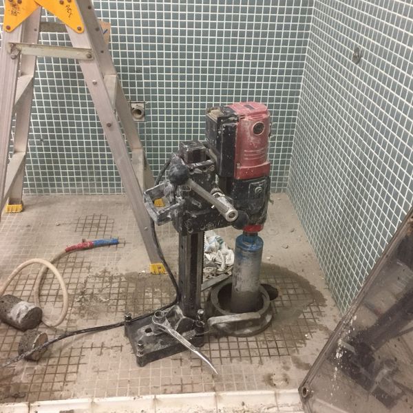 横須賀現場でトイレ改修工事での穴あけ工事をしてきました!
